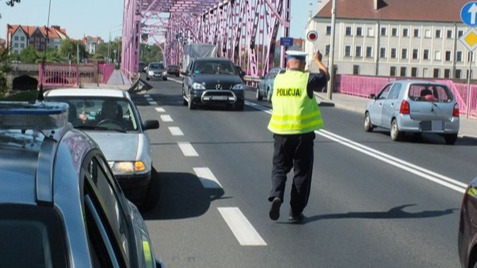 Po Alkoholu Za K Kiem Kolejni Nietrze Wi Kierowcy W R Kach Policji