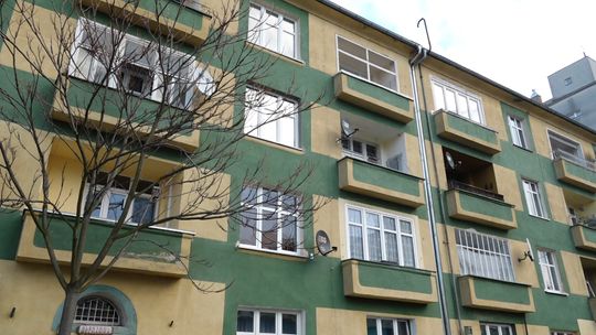 37-LATEK WYSKOCZYŁ Z OKNA