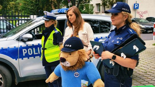 500 odblasków dla dzieci z Głogowa. Starostwo i Policja wspierają bezpieczeństwo