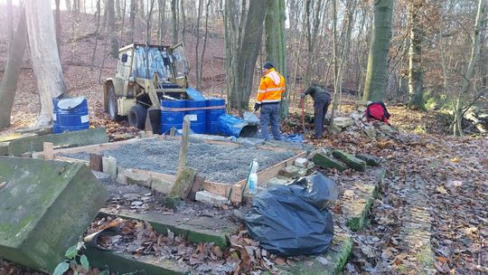 7 ton betonu na szczyt. GROT odbudowuje dawny monument von Liebermann