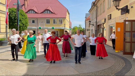 AKTYWNYM I TANECZNYM KROKIEM