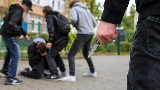 Atak w pobliżu szkoły w Głogowie. 16-latek został zraniony nożem!