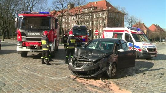 AUTO WYLĄDOWAŁO NA LATARNI. Groźny wypadek w poniedziałkowy ranek na Alei Wolności.