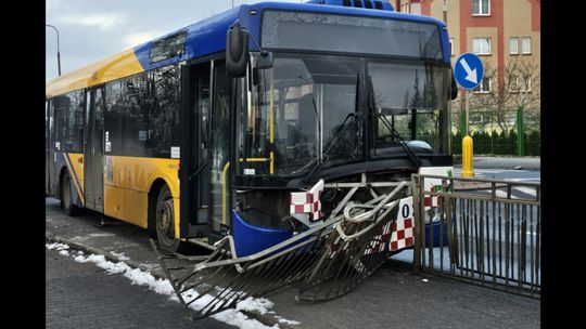 GŁOGOWSKI AUTOBUS WJECHAŁ W BARIERKI