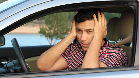 Awaria lub kolizja na drodze? Jak szybko i bezpiecznie wrócić do kontroli nad sytuacją