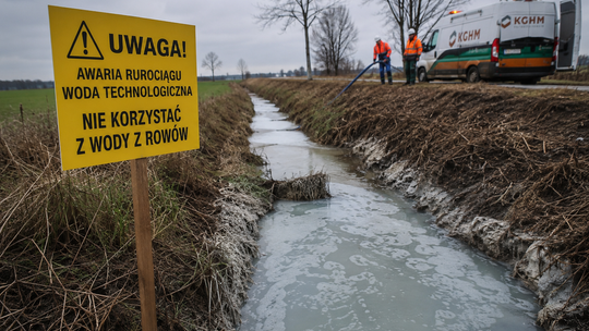 Awaria rurociągu KGHM. Woda technologiczna trafiła do przydrożnych rowów!