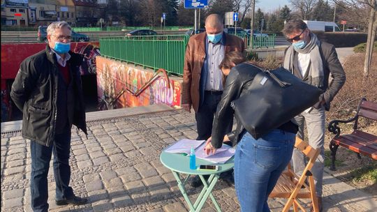 BĘDĄ JESZCZE ZBIERAĆ PODPISY