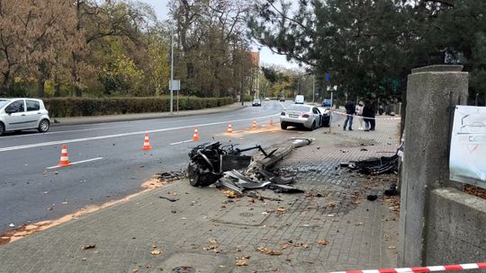 BMW ROZBITE NA LATARNI, SILNIK WYLĄDOWAŁ KILKA METRÓW DALEJ