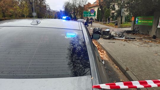 BMW ścięło lampę na ulicy Sikorskiego w Głogowie.