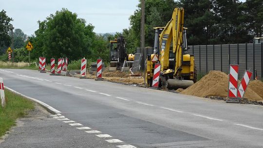 BUDUJĄ CHODNIK, REMONT DROGI WKRÓTCE