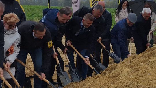 BUDUJĄ OBWODNICĘ. SYMBOLICZNE WBICIE ŁOPATY JUŻ ZA NIMI