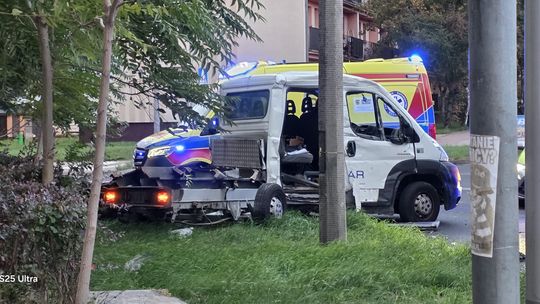 Bus kontra ciężarówka. Poranna kolizja sparaliżowała skrzyżowanie