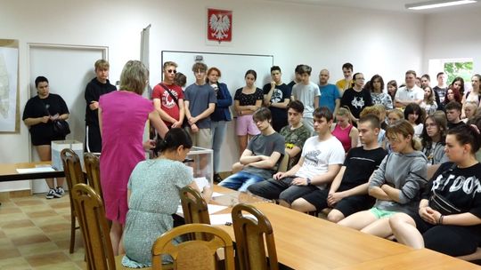 CHCĄ PRACOWAĆ I ZAROBIĆ NA WAKACJE