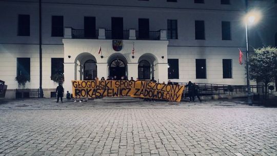 Chrobry Głogów: kibice z transparentem pod ratuszem