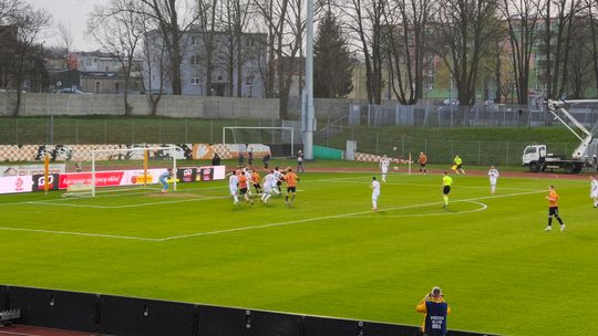 Alvaro Raton ratuje Wisłę przed utrata gola na Wita Stwosza w starciu z Chrobrym.