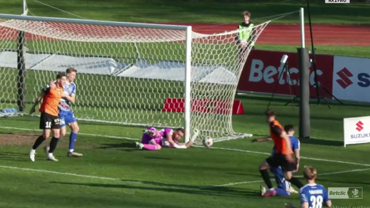 Michał Kozajda na 1-0, daje prowadzenie Chrobremu w starciu z Ruchem.