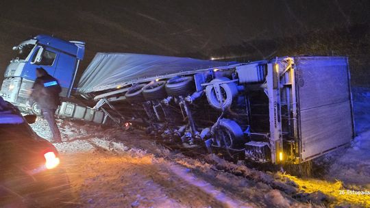 Ciężarówka w rowie - pierwszy śnieg na S3.