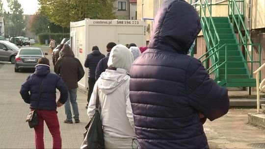 CORAZ WIĘCEJ CHĘTNYCH NA TESTY. Kolejki w punktach pobrań wymazów na obecność koronawirusa.