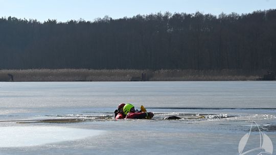 Ćwiczenia lodowe na Jeziorze Sławskim. Akcja WOPR i strażaków