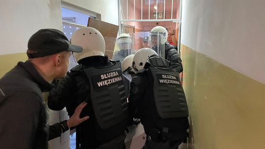 Ćwiczenia w ZK Głogów. Atak, pożar i bunt osadzonego Ćwiczenia w ZK Głogów. Atak, pożar i bunt osadzonego