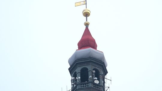 CZAPKA JUŻ WISI NA RATUSZU - GŁOGÓW PRZYGOTOWUJE SIĘ DO ŚWIĄT