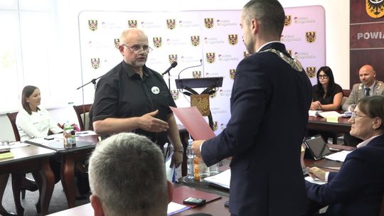 CZERWONA KARTKA DLA ZARZĄDU, WIĘKSZOŚĆ RADNYCH ZA ABSOLUTORIUM