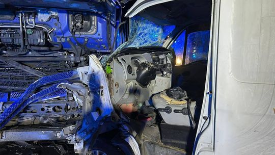 Czołowe zderzenie busa z ciężarówką na DK12. Dwie osoby ranne