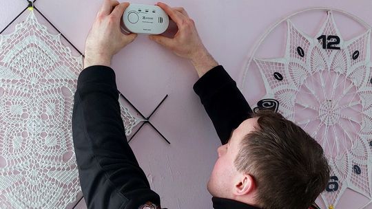 Czujki dymu i czadu trafiają do domów w powiecie głogowskim