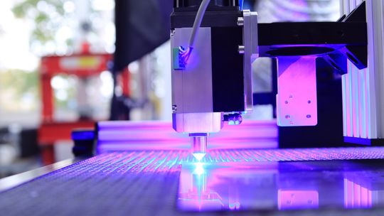 Czym charakteryzuje się usługa obrabiania CNC?