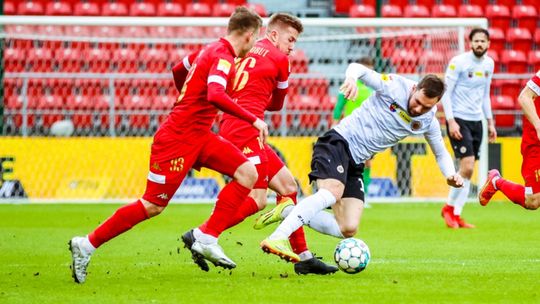 DEFENSYWA I NIEPORADNE ATAKI
