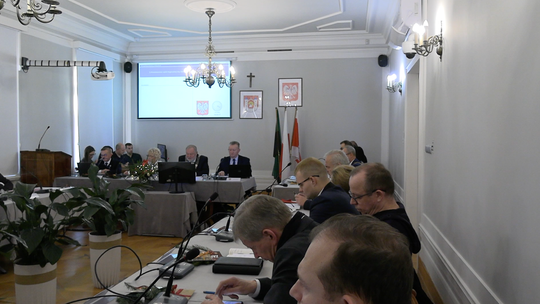 DŁUG I DEFICYT W CENTRUM DYSKUSJI