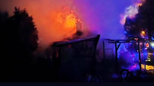 Domek letniskowy spłonął doszczętnie. Strażacy ratowali sąsiednie obiekty