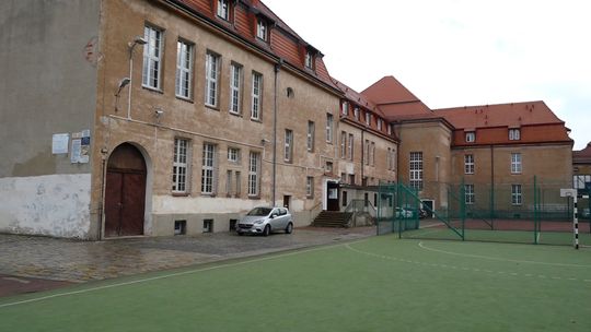 DUSZĄCY ZAPACH W SZKOLE, EWAKUACJA UCZNIÓW