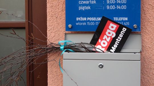 Działacze Mentzena z rózgą – akcja przy biurze posła Horbatowskiego