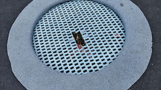 Dzieci bez zabawy na bulwarze w Głogowie. Kiedy naprawa trampolin?