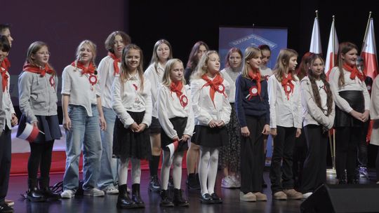 DZIECI CHCĄ ŚPIEWAĆ PIEŚNI PATRIOTYCZNE