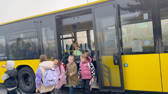 DZIECI DOJADĄ NA BASEN SPECJALNYM AUTOBUSEM