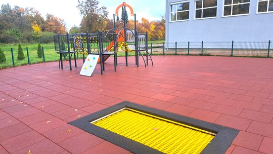 Dzieci z „jedynki” mają nowy plac zabaw!