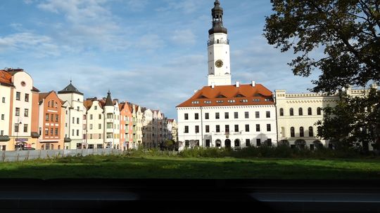 DZIURA PRZED RATUSZEM – NIESPEŁNIONA OBIETNICA