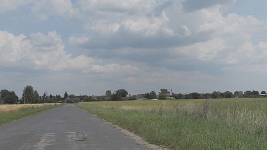 DZIURAWA JAK SER I W SZCZERYM POLU, ALE POTRZEBNA. BĘDZIE REMONT!