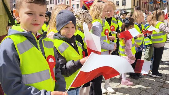 Głogów: 800 przedszkolaków świętowało Dzień Flagi