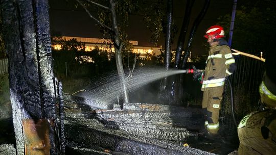 Głogów: Altanka stanęła w ogniu. Interwencja straży pożarnej nocą