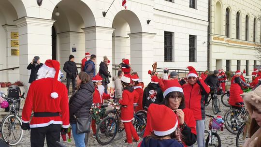 Głogów pełen Mikołajów! Rowerzyści rozdali prezenty Głogów pełen Mikołajów! Rowerzyści rozdali prezenty