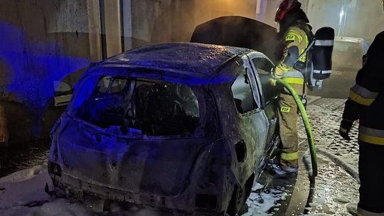 Głogów: Płonął samochód przy Alei Wolności. Zagrożony budynek