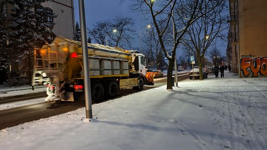 Głogów po nocnych opadach. Drogi główne prawie czyste, osiedlowe jeszcze białe