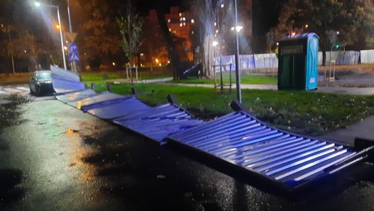 Głogów pod naporem wichury. Płot spadł na zaparkowany samochód