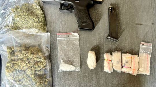 Głogów: Policja przejęła narkotyki i nielegalną broń