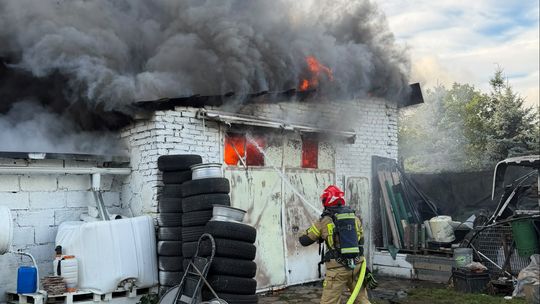 Głogów: pożar garażu z samochodem. Na miejscu kilka zastępów straży