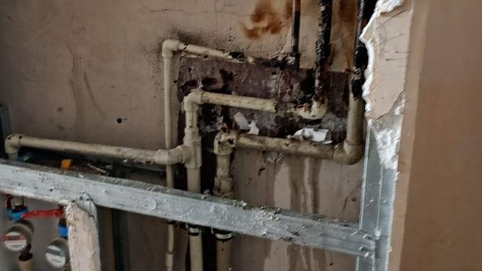 Głogów: pożar śmieci przy licznikach. Strażacy rozbierali ścianę