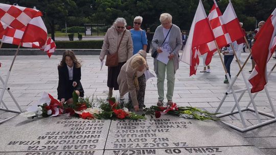 Głogowianie pamiętają o obronie miasta. Kwiaty i historia pod pomnikiem